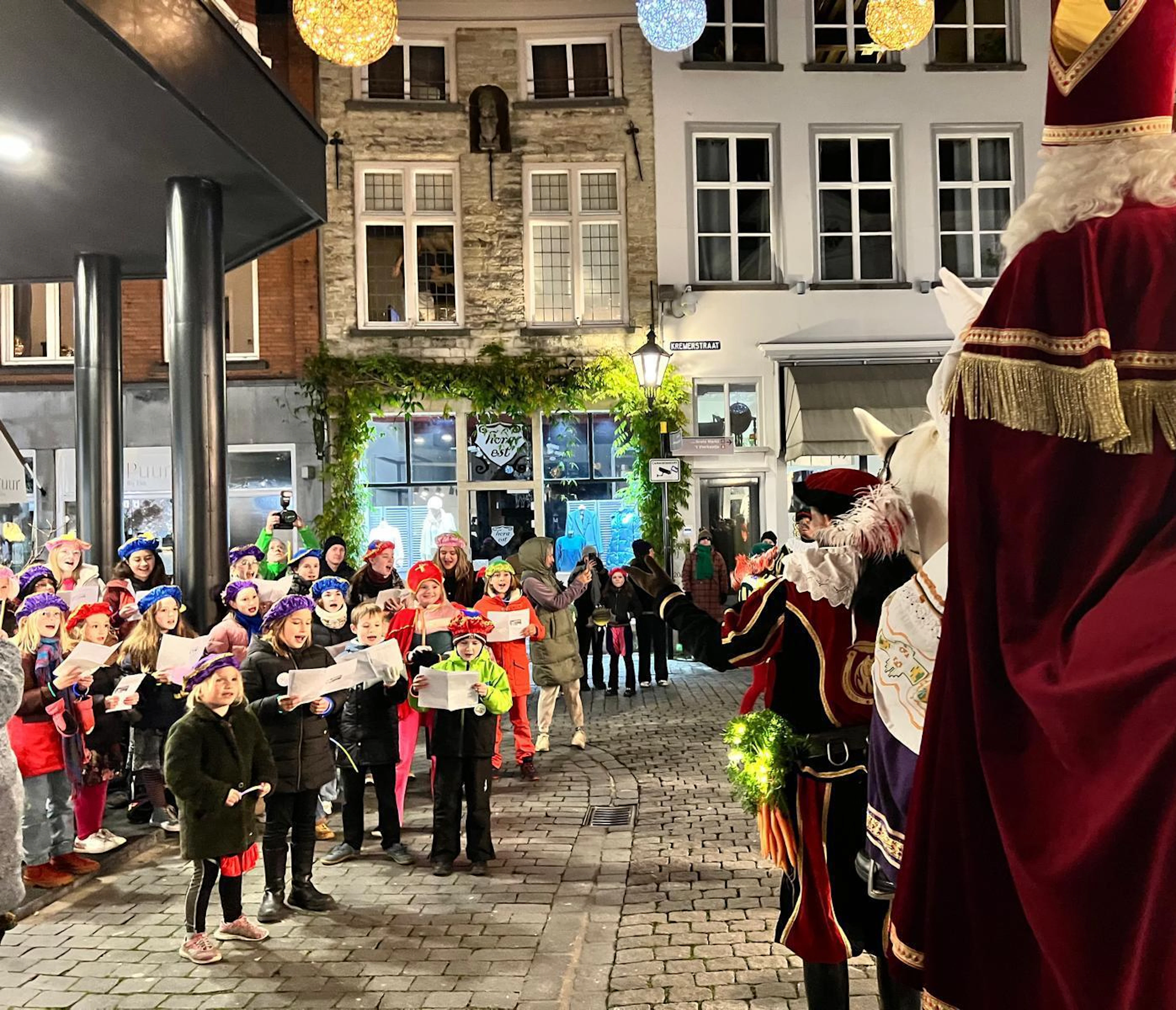 Kinderkoor en after 8 zingen tijdens lampionnenoptocht 2024